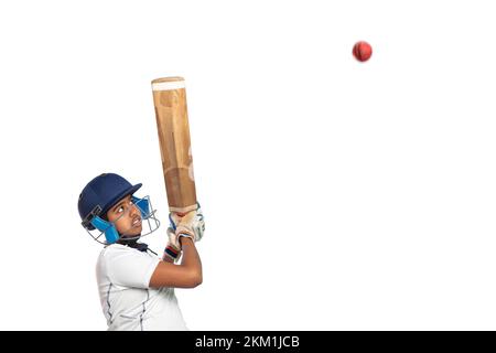 Ritratto di ragazzo che colpisce un colpo durante un gioco di cricket Foto Stock