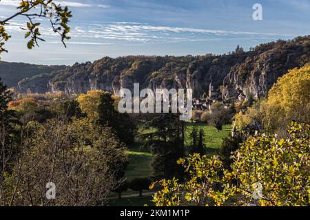 Vue du village de Gluges et des falaises depuis le belvédère de Copeyre Foto Stock