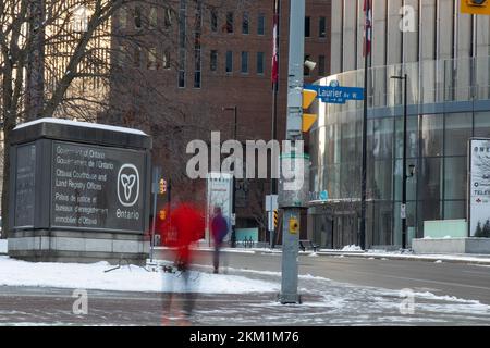 Una mattinata nevosa si trova davanti all'uscita di un edificio degli uffici del governo dell'Ontario nel centro di Ottawa. Foto Stock