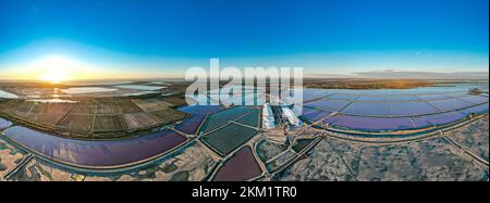 Veduta aerea del bellissimo lago rosa e la produzione di sale della Camargue di fronte al villaggio di Aigues Mortes Foto Stock