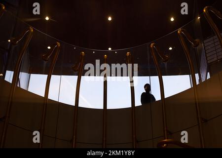 ECHO Installazione di arte moderna di Alberto Garutti, in Piazza Gae Aulenti, a Milano - Lombardia Italia - Novembre 2022 Foto Stock