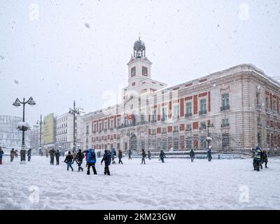 Casa de Correos de la Puerta del Sol nevada. Madrid. España Foto Stock