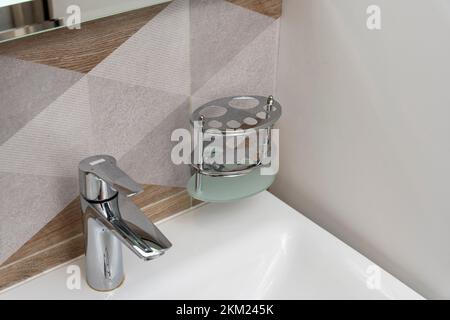 uno speciale supporto per spazzolini da denti all'interno del bagno Foto Stock