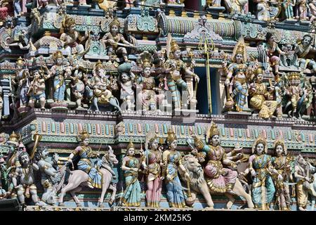 Sculture di divinità hinu sulla facciata del Tempio di Sri Veeramakaliamman a Little India, Singapore Foto Stock