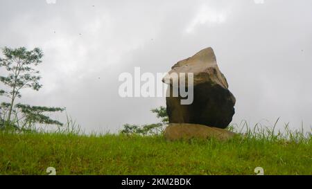 pietre disposte accatastate in una bella erba verde Foto Stock