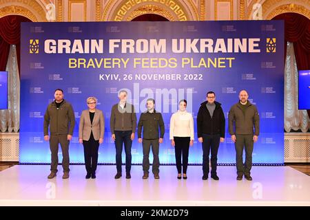 Kiev, Ucraina. 26th Nov 2022. Il primo ministro Alexander De Croo (centro L) e il presidente ucraino Volodymyr Zelensky (C) posano davanti a un poster per il programma umanitario "Grain from Ukraine", durante la visita del primo ministro belga e del ministro belga degli Affari esteri a Kyiv (Ucraina), sabato 26 novembre 2022. Il primo ministro De Croo e il ministro degli Esteri Lahbib sono arrivati sabato nella capitale Ucraina Kiev per una visita senza preavviso. Nove mesi fa, la Russia ha invaso il paese confinante. Il Belgio fornirà ulteriore sostegno all'Ucraina. De Croo e Lahbib usano il vis Foto Stock