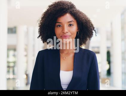 Business, donna nera e ritratto di un responsabile aziendale con visione aziendale. Una giovane dipendente si trova ad affrontare seriamente la leadership esecutiva Foto Stock