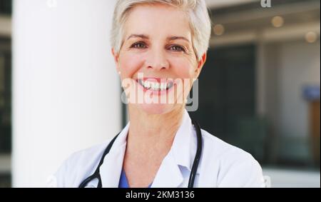 Assistenza sanitaria, donna o medico senior in ritratto per la fiducia, la leadership di ricerca e l'assicurazione sanitaria in un ospedale o clinica. Medico, innovazione femminile Foto Stock