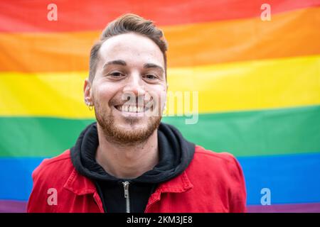 ritratto di un uomo sorridente che abbraccia la sua identità gay, un omosessuale uomo attivista per l'uguaglianza e i diritti della comunità lgbt, gay orgoglio parabe e. Foto Stock