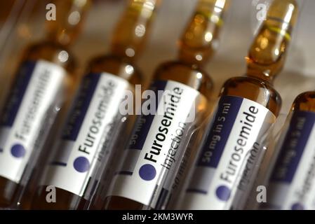 Furosemide - medicinale per il trattamento della pressione alta e dell'edema. fiale da 50 mg del farmaco liquido per iniezione o per somministrazione endovenosa Foto Stock