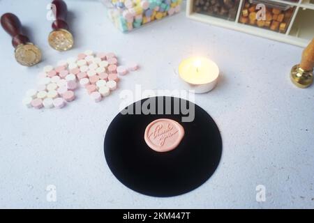 Monete di cera graziose fatte da perline di cera e francobollo per un look vintage in lettera o invito di nozze Foto Stock