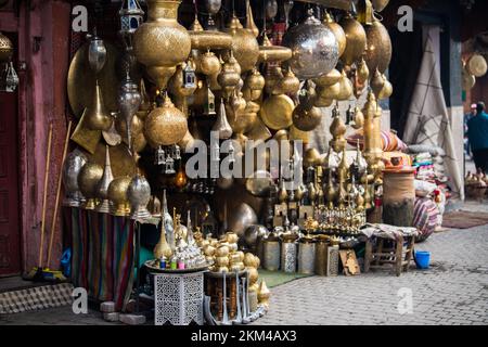 Marrakech, Marocco - 28 febbraio 2022: Tutti i tipi di souvenir esposti in un negozio nell'antico quartiere di Medina. Foto Stock