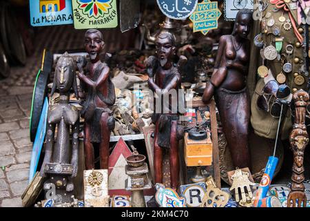 Marrakech, Marocco - 28 febbraio 2022: Tutti i tipi di souvenir esposti in un negozio nell'antico quartiere di Medina. Foto Stock