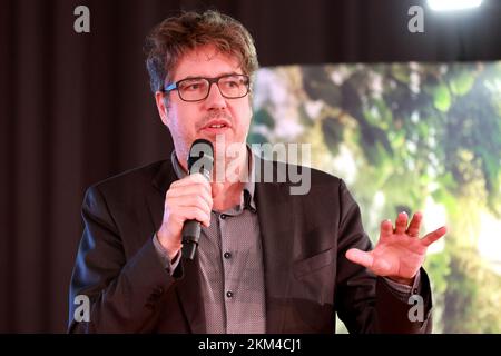 Zerbst, Germania. 26th Nov 2022. Michael Kellner, Segretario di Stato presso il Ministero federale dell'economia e della protezione del clima, interviene alla conferenza statale 47th di Bündnis 90/Die Grünen Sachsen-Anhalt a Zerbst. Credit: Peter Gercke/dpa-Zentralbild/dpa/Alamy Live News Foto Stock