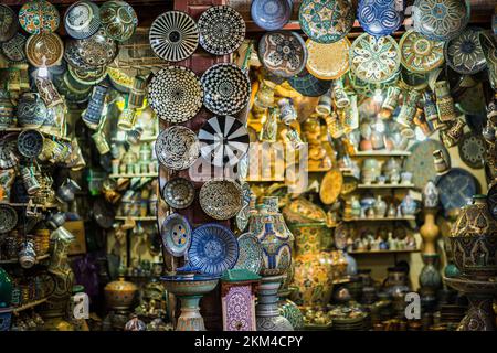 Marrakech, Marocco - 28 febbraio 2022: Tutti i tipi di souvenir esposti in un negozio nell'antico quartiere di Medina. Foto Stock