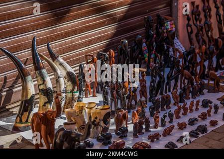 Marrakech, Marocco - 28 febbraio 2022: Tutti i tipi di souvenir esposti in un negozio nell'antico quartiere di Medina. Foto Stock