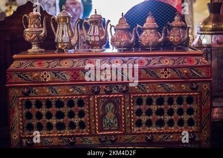 Marrakech, Marocco - 28 febbraio 2022: Tutti i tipi di souvenir esposti in un negozio nell'antico quartiere di Medina. Foto Stock