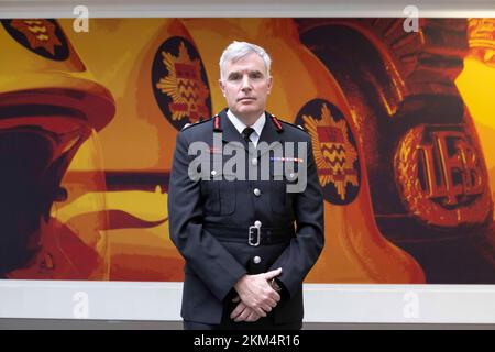 Andy Roe, commissario dei Vigili del fuoco di Londra, parla ai giornalisti della sede centrale dei Vigili del fuoco di Londra (LFB) a Southwark, nel sud di Londra, dopo un briefing sulla revisione indipendente della cultura condotta da Nazir Afzal. Data immagine: Sabato 26 novembre 2022. Foto Stock