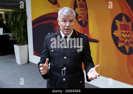 Andy Roe, commissario dei Vigili del fuoco di Londra, parla ai giornalisti della sede centrale dei Vigili del fuoco di Londra (LFB) a Southwark, nel sud di Londra, dopo un briefing sulla revisione indipendente della cultura condotta da Nazir Afzal. Data immagine: Sabato 26 novembre 2022. Foto Stock