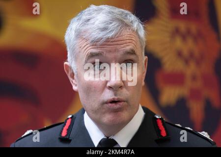 Andy Roe, commissario dei Vigili del fuoco di Londra, parla ai giornalisti della sede centrale dei Vigili del fuoco di Londra (LFB) a Southwark, nel sud di Londra, dopo un briefing sulla revisione indipendente della cultura condotta da Nazir Afzal. Data immagine: Sabato 26 novembre 2022. Foto Stock