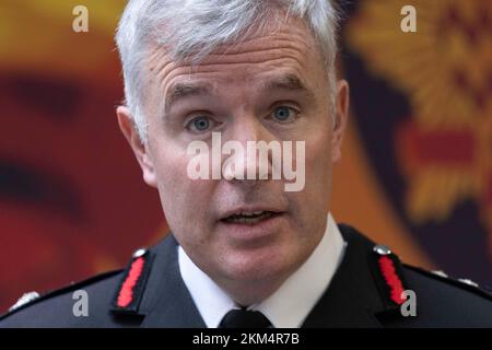 Andy Roe, commissario dei Vigili del fuoco di Londra, parla ai giornalisti della sede centrale dei Vigili del fuoco di Londra (LFB) a Southwark, nel sud di Londra, dopo un briefing sulla revisione indipendente della cultura condotta da Nazir Afzal. Data immagine: Sabato 26 novembre 2022. Foto Stock