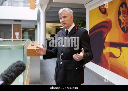 Andy Roe, commissario dei Vigili del fuoco di Londra, parla ai giornalisti della sede centrale dei Vigili del fuoco di Londra (LFB) a Southwark, nel sud di Londra, dopo un briefing sulla revisione indipendente della cultura condotta da Nazir Afzal. Data immagine: Sabato 26 novembre 2022. Foto Stock