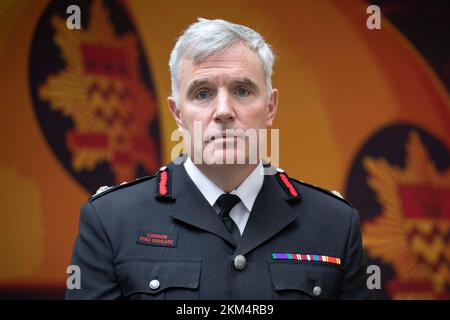 Andy Roe, commissario dei Vigili del fuoco di Londra, parla ai giornalisti della sede centrale dei Vigili del fuoco di Londra (LFB) a Southwark, nel sud di Londra, dopo un briefing sulla revisione indipendente della cultura condotta da Nazir Afzal. Data immagine: Sabato 26 novembre 2022. Foto Stock