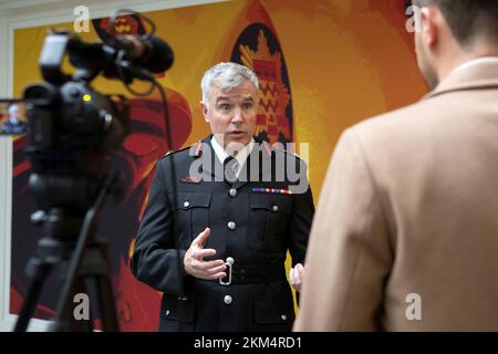 Andy Roe, commissario dei Vigili del fuoco di Londra, parla ai giornalisti della sede centrale dei Vigili del fuoco di Londra (LFB) a Southwark, nel sud di Londra, dopo un briefing sulla revisione indipendente della cultura condotta da Nazir Afzal. Data immagine: Sabato 26 novembre 2022. Foto Stock