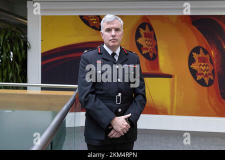 Andy Roe, commissario dei Vigili del fuoco di Londra, parla ai giornalisti della sede centrale dei Vigili del fuoco di Londra (LFB) a Southwark, nel sud di Londra, dopo un briefing sulla revisione indipendente della cultura condotta da Nazir Afzal. Data immagine: Sabato 26 novembre 2022. Foto Stock