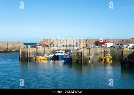 Piccole barche da pesca nel porto di Amlwch, sulla costa del Galles settentrionale. Foto Stock