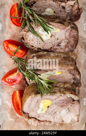 maiale al forno con uova all'interno della carne, tagliato a pezzetti per mangiare, deliziosa carne al forno Foto Stock