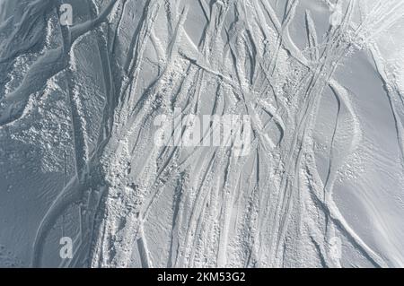 traccia profonda da sci e snowboard sulla neve inverno montagna pendio, freeride Foto Stock