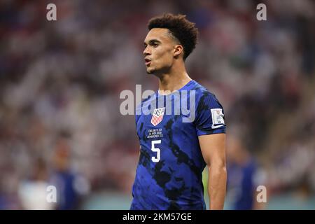 Al Khor, Qatar. 26th Nov 2022. 25th novembre 2022; al Bayt Stadium, al Khor, Qatar; FIFA World Cup Football, Inghilterra contro Stati Uniti; Antonee Robinson of USA Credit: Action Plus Sports Images/Alamy Live News Foto Stock