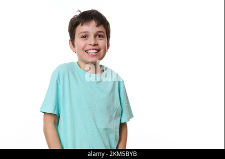 Ritratto emozionale di un ragazzo allegro sorridente un sorriso toothy guardando la macchina fotografica, isolato su sfondo bianco Foto Stock