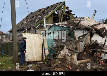 Kramatorsk, Ucraina. 25th Nov 2022. Un uomo ispeziona il suo garage danneggiato dal bombardamento russo a Kramatorsk. Le infrastrutture energetiche dell'Ucraina sono nuovamente sotto attacco dalla Russia questa settimana, lasciando milioni di persone senza potere. Poiché le temperature scendono al di sotto del livello di congelamento in tutto il paese, vi è il timore che Mosca - lottando per vincere la guerra iniziata - sia "un'arma da guerra". E da nessuna parte è più chiaro come potrebbe essere che nelle città lungo la prima linea a est. Credit: SOPA Images Limited/Alamy Live News Foto Stock