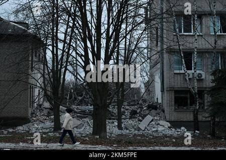 Kramatorsk, Ucraina. 25th Nov 2022. Una donna passa davanti a un edificio municipale gravemente danneggiato dalla conchiglie russa a Kramatorsk. Le infrastrutture energetiche dell'Ucraina sono nuovamente sotto attacco dalla Russia questa settimana, lasciando milioni di persone senza potere. Poiché le temperature scendono al di sotto del livello di congelamento in tutto il paese, vi è il timore che Mosca - lottando per vincere la guerra iniziata - sia "un'arma da guerra". E da nessuna parte è più chiaro come potrebbe essere che nelle città lungo la prima linea a est. Credit: SOPA Images Limited/Alamy Live News Foto Stock