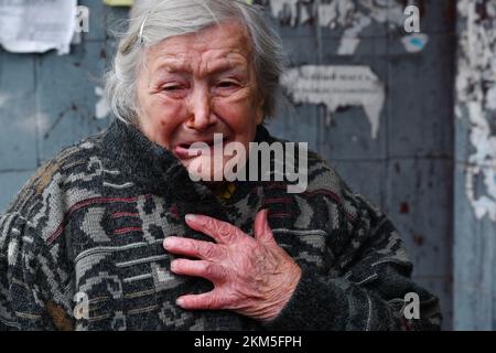 Kramatorsk, Ucraina. 25th Nov 2022. Una donna anziana grida che il suo edificio di appartamenti è stato danneggiato dopo la conchificazione russa a Kramatorsk. Le infrastrutture energetiche dell'Ucraina sono nuovamente sotto attacco dalla Russia questa settimana, lasciando milioni di persone senza potere. Poiché le temperature scendono al di sotto del livello di congelamento in tutto il paese, vi è il timore che Mosca - lottando per vincere la guerra iniziata - sia "un'arma da guerra". E da nessuna parte è più chiaro come potrebbe essere che nelle città lungo la prima linea a est. Credit: SOPA Images Limited/Alamy Live News Foto Stock