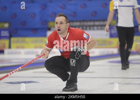 Ostersund, Svezia. 26th Nov 2022. Svizzera Sven Michel durante la partita di medaglia d'oro maschile tra la Scozia e la Svizzera in occasione dei Campionati europei di curling tenutisi all'Ostersund Arena, Ostersund, Svezia, il 26 novembre 2022. Photo: Mats Andersson / TT / kod 62210 Credit: TT News Agency/Alamy Live News Foto Stock