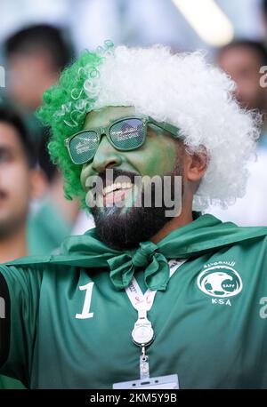 Al Rayyan, Qatar. 26th Nov 2022. Un fan reagisce prima della partita di gruppo C tra Polonia e Arabia Saudita alla Coppa del mondo FIFA 2022 allo stadio Education City di al Rayyan, Qatar, 26 novembre 2022. Credit: Li Gang/Xinhua/Alamy Live News Foto Stock