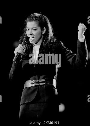 **FILE PHOTO** Irene Cara è scomparse a 63. Irene Cara suona in oro solido nel credito del 1984: Ron Wolfson/MediaPunch Foto Stock