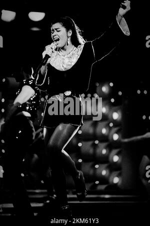 **FILE PHOTO** Irene Cara è scomparse a 63. Irene Cara suona in oro solido nel credito del 1984: Ron Wolfson/MediaPunch Foto Stock