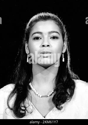 **FILE PHOTO** Irene Cara è scomparse a 63. Irene Cara suona in oro solido nel credito 1984: Ron Wolfson / MediaPunch Foto Stock