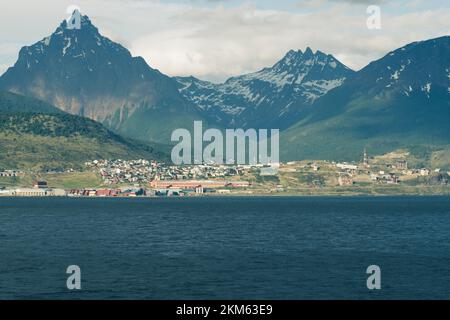 Vista sulle montagne marziali e sulla città di Ushuaia, Argentina. Preso da una barca a vela sul canale di Beagle. Foto Stock