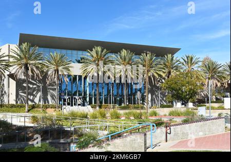 ORANGE, CALIFORNIA - 25 NOV 2022: L'edificio dell'amministrazione sul campus del Santiago Canyon College. Foto Stock