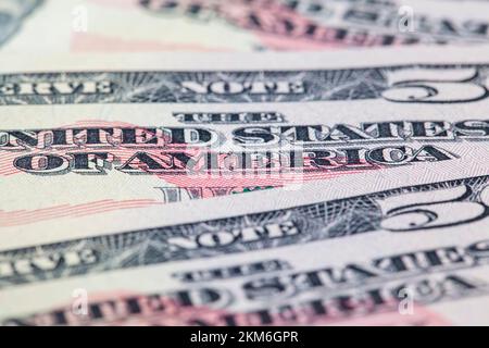 Ha piegato insieme le banconote americane di cinquanta dollari, un mucchio di dollari americani con un valore nominale di 50 dollari Foto Stock