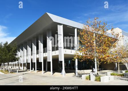 ORANGE, CALIFORNIA - 25 NOV 2022: The Humanities Building nel campus del Santiago Canyon College. Foto Stock