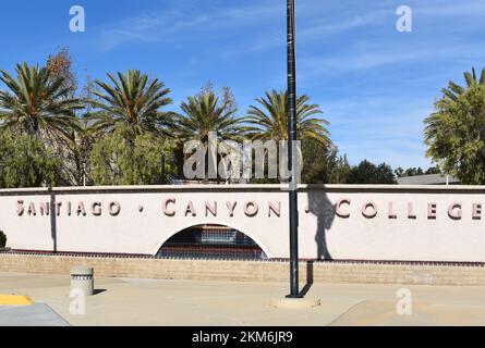 ORANGE, CALIFORNIA - 25 NOV 2022: Primo piano del cartello e della fontana all'ingresso del campus del Santiago Canyon College. Foto Stock