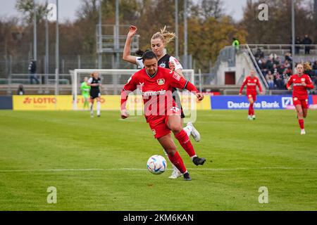 Francoforte, Germania. 26th Nov 2022. Francoforte, Germania, novembre 26th 2022: Clara Froehlich (26 Leverkusen) e Laura Freigang (10 Francoforte) durante l'INCONTRO FLYERALARM Frauen-Bundesliga tra Eintracht Frankfurt e Bayer 04 Leverkusen allo Stadio di Brentanobad a Francoforte sul meno, Germania. (Norina Toenges/SPP) Credit: SPP Sport Press Photo. /Alamy Live News Foto Stock