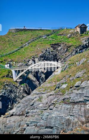 Ponte pedonale in cemento armato sulla spettacolare gola che collega l'isola di Cloghane alla terraferma, la penisola di Mizen Head, la contea di Cork, Irlanda Foto Stock