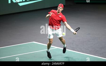 MALAGA, SPAGNA - NOVEMBRE 26: Denis Shapovalov del Canada gioca una prefazione durante la Coppa Davis di Rakuten Finals 2022 match tra Italia e Canada al Palacio de los Deportes Jose Maria Martin Carpena il 26 Novembre 2022 a Malaga, Spagna.Photo: Sanjin Strukic/PIXSELL Credit: Pixsell agenzia foto e video/Alamy Live News Foto Stock